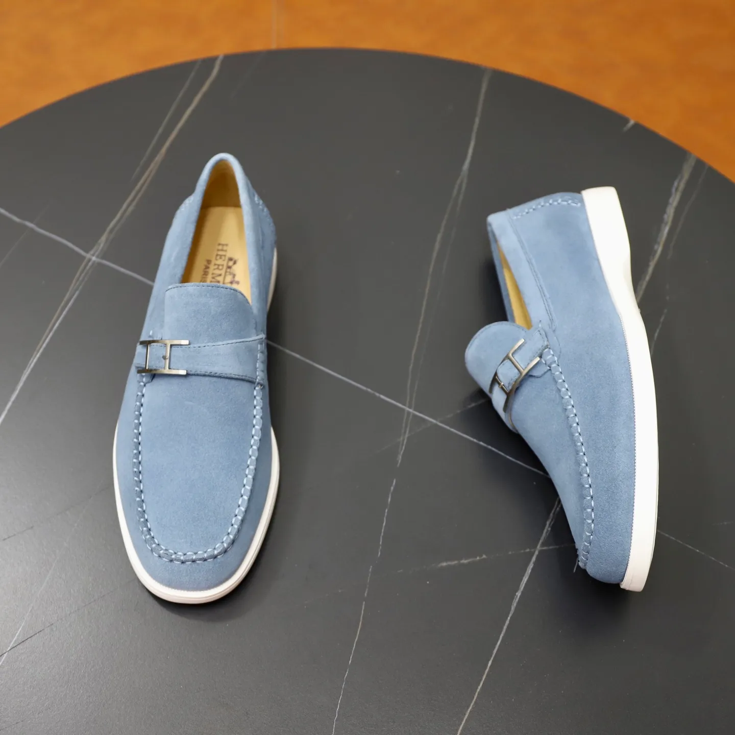 Ex-factory price: 540💰Hermès/Hermès slip-on men's shoes. This shoe is made of imported cow suede leather, with simple and smooth lines, and a 3CM rubber foam ultra-light sole combined with aerodynamic design! Youthful and fashionable, H button decoration, contrasting leather embellishment on the heel, calf lining to gently wrap your feet, with embossed logo cowhide feet, leather rock strips, casual and urban style, highlighting youthful vitality, sports and leisure version, super versatile Size number: 38-39-40-41-42-43-44 Standard leather shoe size (45 can be customized but does not support returns)